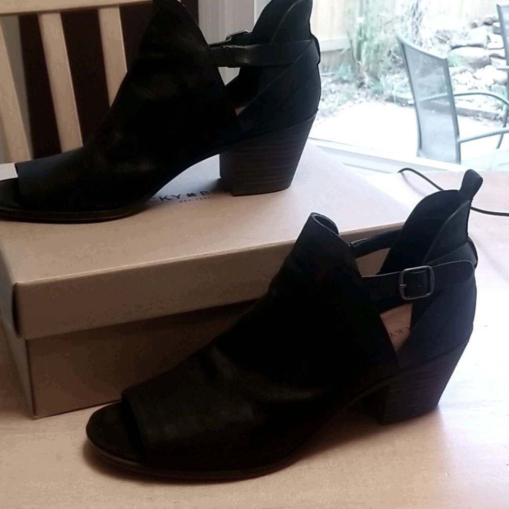 Lucky Brand cut out booties